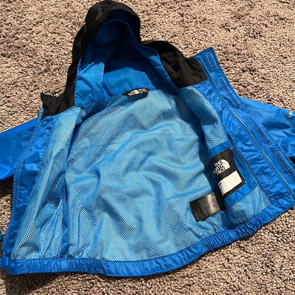 Northface rain coat 0-3 month - Picture 2 of 3